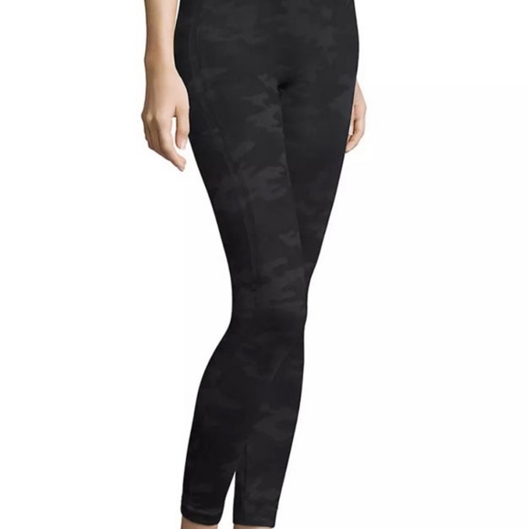 Spanx Look At Me Now Leggings Black Camo size M - Picture 9 of 10